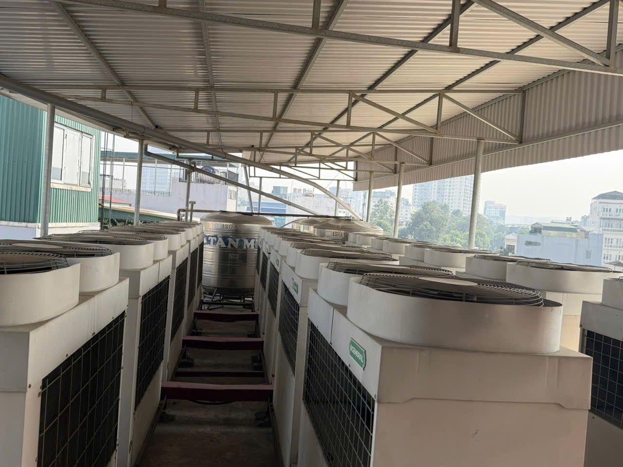 Dãy dàn nóng điều hòa công nghiệp Toàn Thắng thu mua trên mái tòa nhà